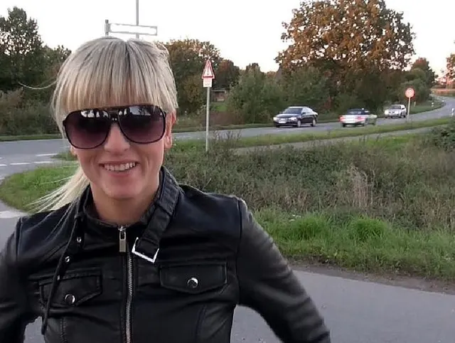 Riskanter BJ! Cumshot direkt an der Straße!